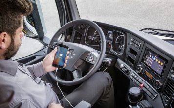 Apple CarPlay™ and MirrorLink™ now in trucks of Mercedes